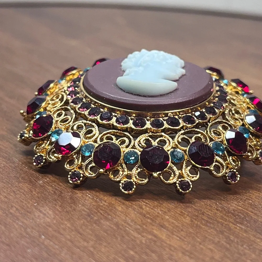 Joan Rivers Vtg Style Rhinestone Cameo Brooch Gold Tone Red Blue Purple 2.25